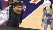 球迷晒视频：拍到王哲林在场边实在太可爱！真心觉得可爱！